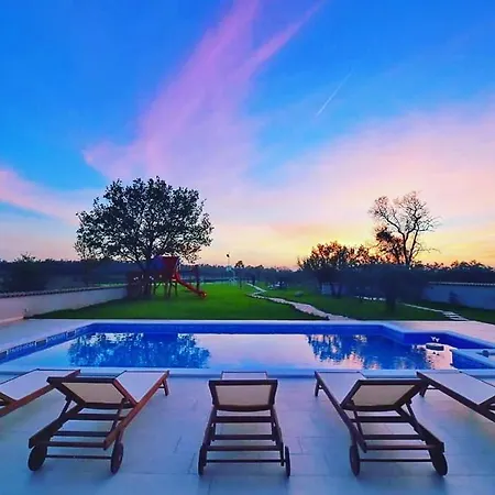 Villa With Heated Pool,spa And Tennis Court Pula