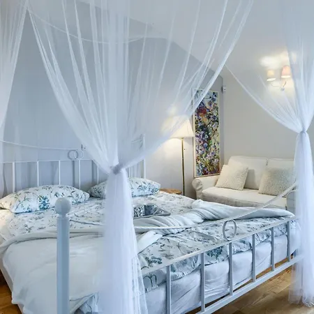 With Heated Pool,spa And Tennis Court Villa Pula