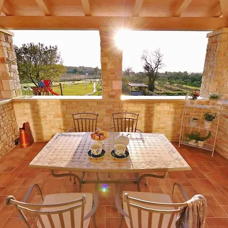 With Heated Pool,spa And Tennis Court Villa Pula