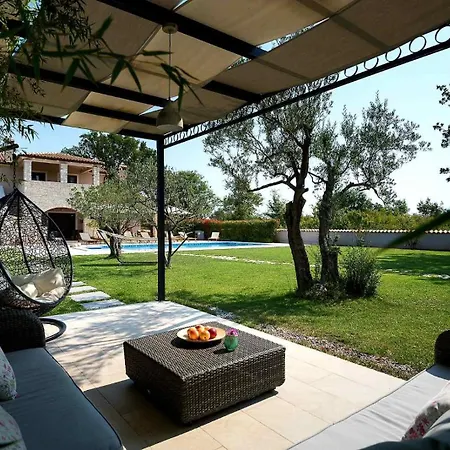 With Heated Pool,spa And Tennis Court * Pula