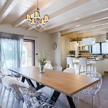 With Heated Pool,spa And Tennis Court * Pula