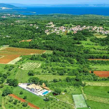 With Heated Pool,spa And Tennis Court Villa Pula